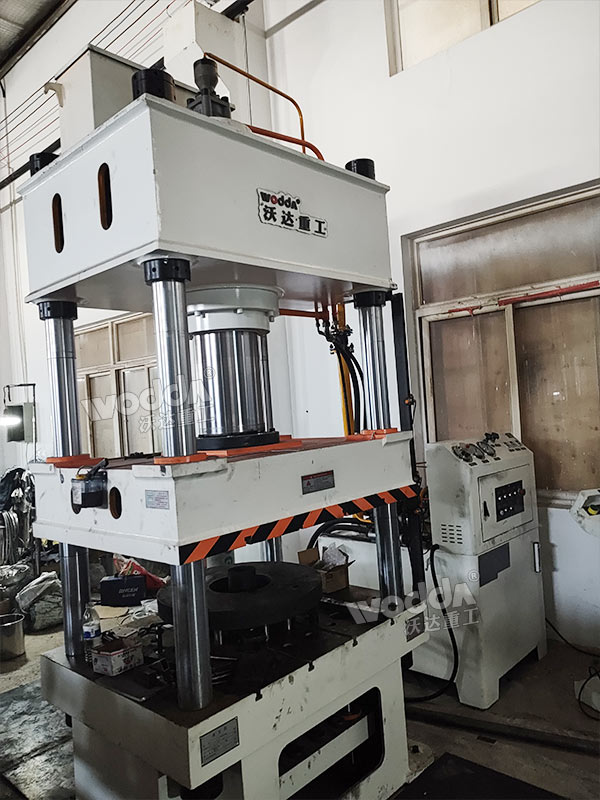 200噸三梁四柱液壓機(jī)