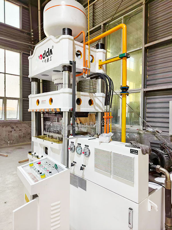 315噸四柱液壓機現(xiàn)場 315噸四柱液壓機現(xiàn)場