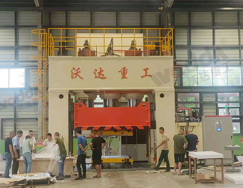 2000噸框架式液壓機(jī)客戶現(xiàn)場 2000噸框架式液壓機(jī)客戶現(xiàn)場