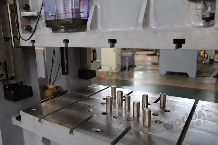 315噸框架式液壓機（多頂桿、液壓墊）