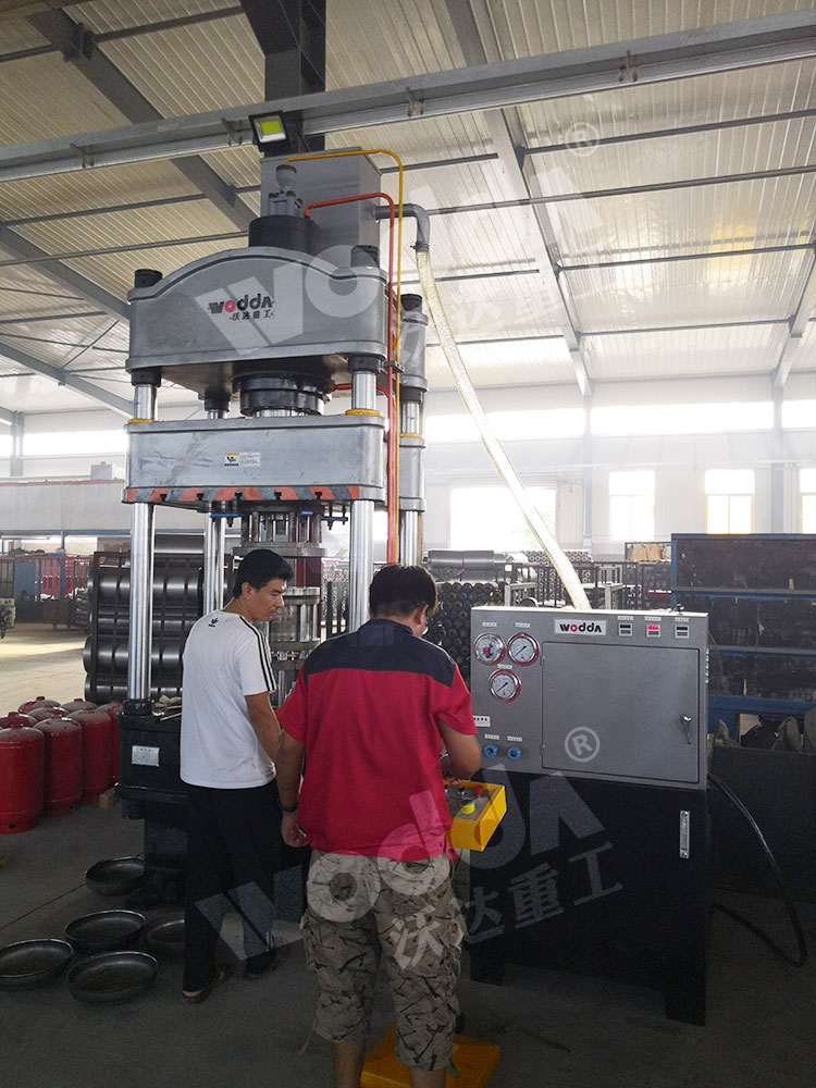 200噸煤氣罐封頭液壓機(jī)(圖2).jpg 200噸煤氣罐封頭液壓機(jī)(圖2).jpg