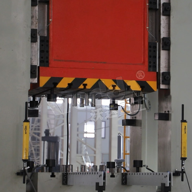 630噸框架液壓機(jī)(液壓墊) 630噸框架液壓機(jī)(液壓墊)