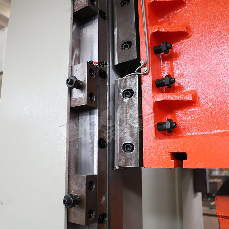 200噸框架式液壓機(導軌) 200噸框架式液壓機(導軌)