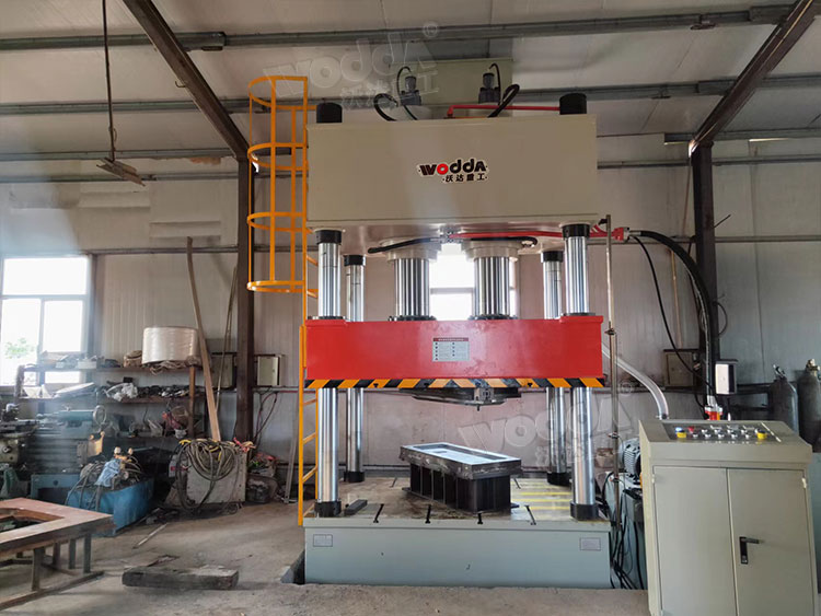 400噸液壓機(jī)壓制金屬配件 400噸液壓機(jī)壓制金屬配件