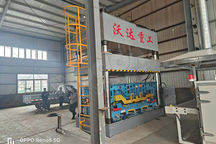 315噸汽車內飾件液壓機客戶現(xiàn)場