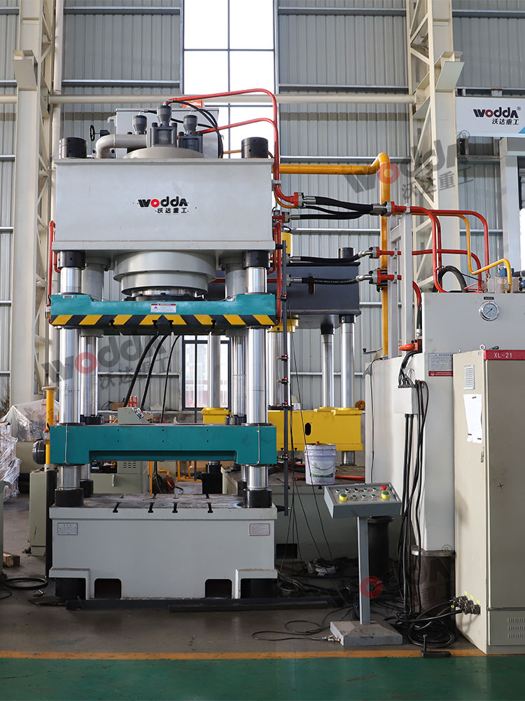 630噸牛羊舔磚液壓機(jī)車間試機(jī) 630噸牛羊舔磚液壓機(jī)車間試機(jī)