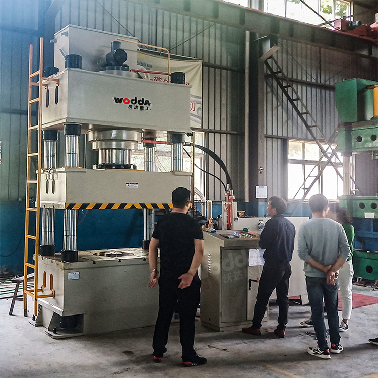 不銹鋼水箱板拉伸液壓機(jī)客戶(hù)現(xiàn)場(chǎng) 不銹鋼水箱板拉伸液壓機(jī)客戶(hù)現(xiàn)場(chǎng)