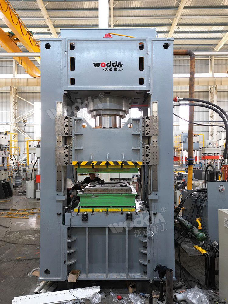 800噸BDF水箱板液壓機(jī) 800噸BDF水箱板液壓機(jī)