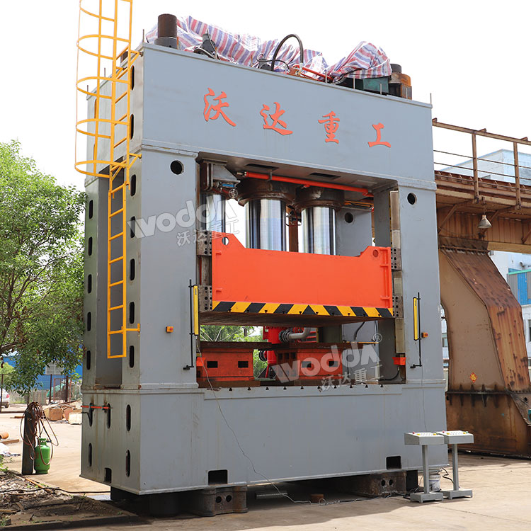 3000噸復(fù)合材料成型液壓機(jī) 3000噸復(fù)合材料成型液壓機(jī)