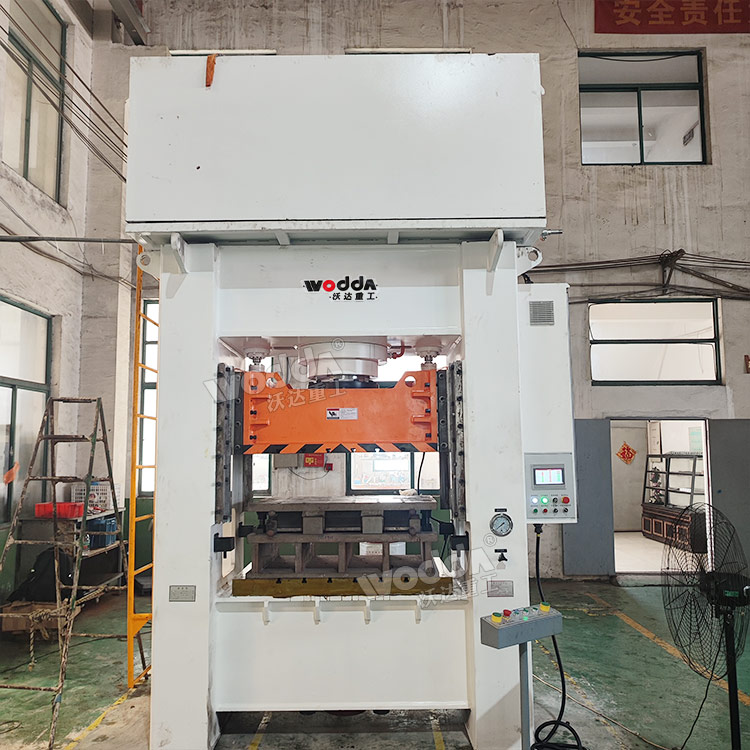 315噸框架式液壓機(jī) 315噸框架式液壓機(jī)