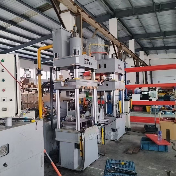 100噸四柱液壓機(jī) 100噸四柱液壓機(jī)