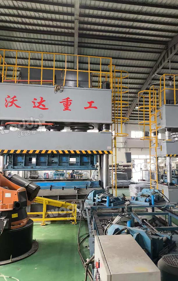 1500噸不銹鋼水箱拉伸液壓機現(xiàn)場 1500噸不銹鋼水箱拉伸液壓機現(xiàn)場