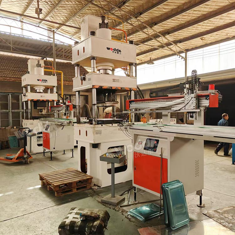 200噸不銹鋼餐盤拉伸液壓機(jī) 200噸不銹鋼餐盤拉伸液壓機(jī)