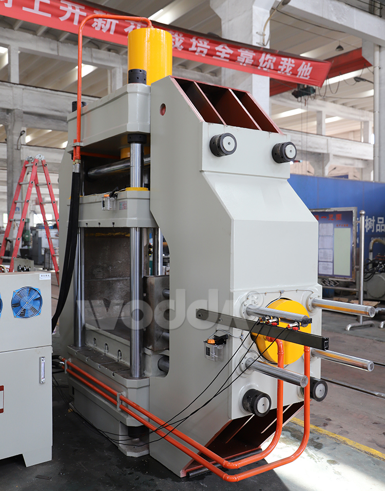 200噸四柱液壓機(jī)帶側(cè)缸 200噸四柱液壓機(jī)帶側(cè)缸